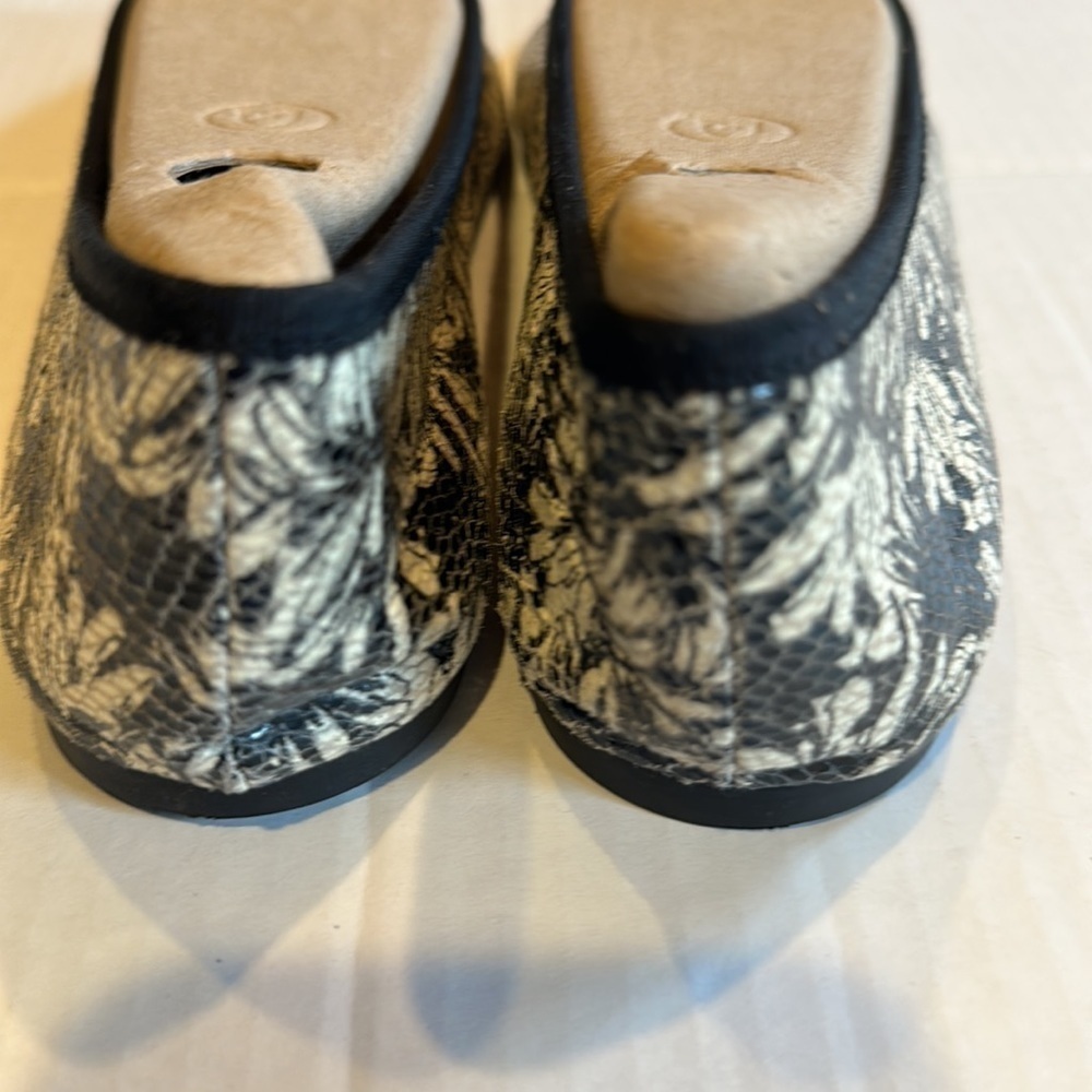Tahari Blossom flat pointy shoe with bow in black and floral off white flowers - Picture 2 of 8